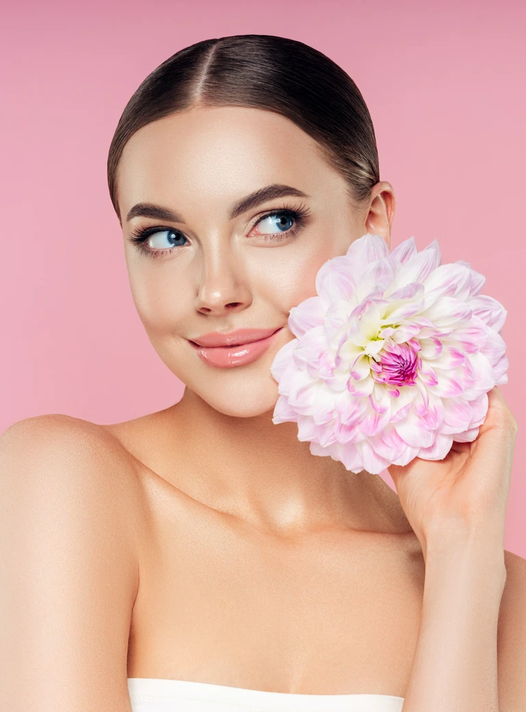 kobieta z&nbsp;kwiatem