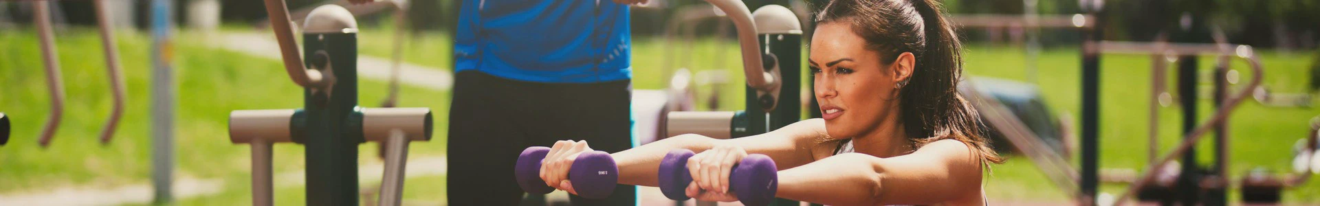 kobieta na siłowni zewnętrznej